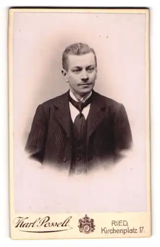 Fotografie Karl Posselt, Ried /Innkreis, Kirchenplatz 17, Junger Herr im Anzug mit Krawatte