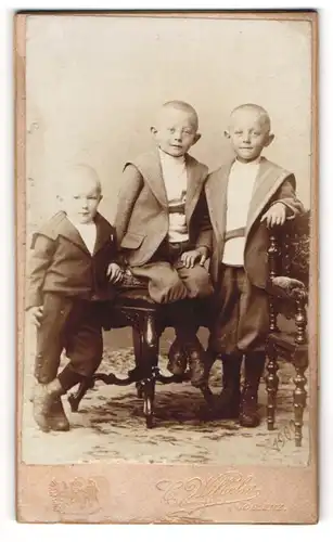 Fotografie C. Wilhelm, Coblenz, Drei Jungen in Matrosenanzügen