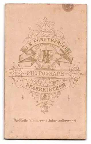 Fotografie J. N. Fürstberger, Pfarrkirchen, Ehepaar in zeitgenössischer Kleidung