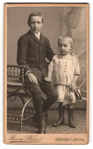 Fotografie Bruno Stelzer, Dresden-Löbtau, Reisewitzerstr. 20, Hübscher Knabe im Anzug mit Geschwisterkind