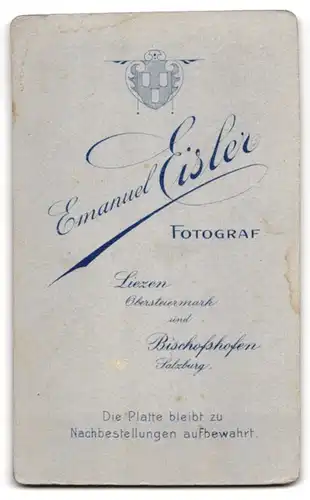 Fotografie Emanuel Eisler, Liezen /Obersteiermark, Kleines Mädchen im Kleid sitzt auf Fell