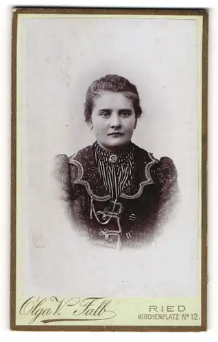 Fotografie Olga V. Falb, Ried, Kirchenplatz 12, Junge Dame mit zurückgebundenem Haar