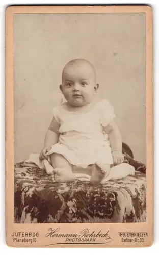 Fotografie Hermann Rohrbeck, Jüterbog, Planeberg 10, Süsses Kleinkind im Hemd mit nackigen Füssen