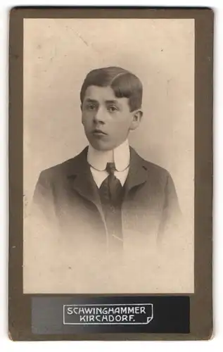Fotografie Hermann Schwinghammer, Kirchdorf i. Kremsthal /Ob.-Oesterr., Halbwüchsiger Knabe im Anzug mit Krawatte