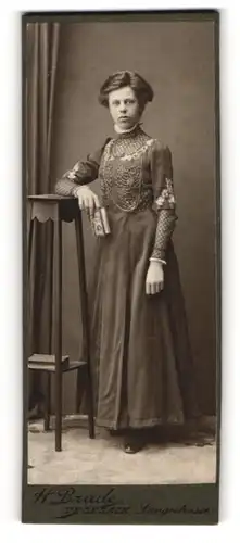 Fotografie H. Brade, Vegesack, Langestrasse, Elegante junge Frau mit langer Kette im Kleid