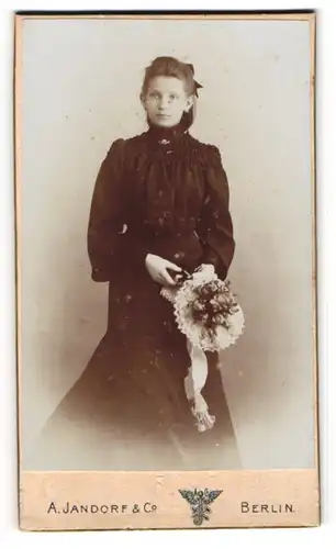 Fotografie A. Jandorf & Co., Berlin, Grosse Frankfurterstr. 113, Hübsche junge Frau mit einem Blumenstrauss in der Hand