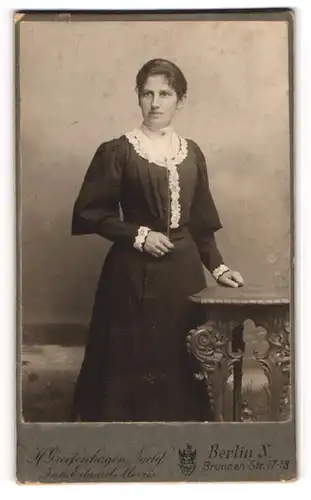Fotografie Eduard Morris, Berlin, Brunnen-Str. 17-18, Hübsche gutbürgerliche Frau im Kleid mit Spitzenkragen