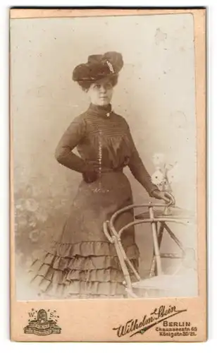Fotografie Wilhelm Stein, Berlin, Chausseestr. 66, Elegante Dame mit Hut posiert selbstbewusst vor der Kamera