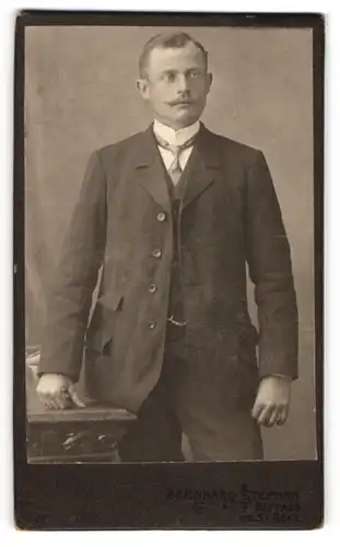 Fotografie Bernhard Stephan, Boppard a. Rh., Gutbürgerlicher Herr mit Schnauzbart und Taschenuhr