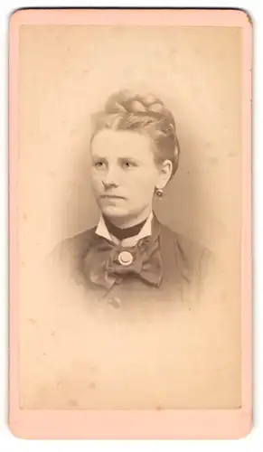 Fotografie H. A. Krull, Neu-Strelitz, Hübsche junge Frau mit geflochtener Frisur und Ohrringen