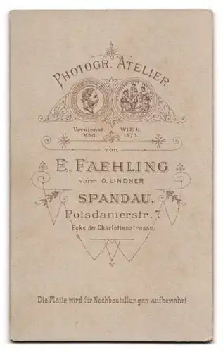 Fotografie E. Faehling, Spandau, Potsdamerstr. 7, Junger Mann mit Krawatte und in lässiger Pose