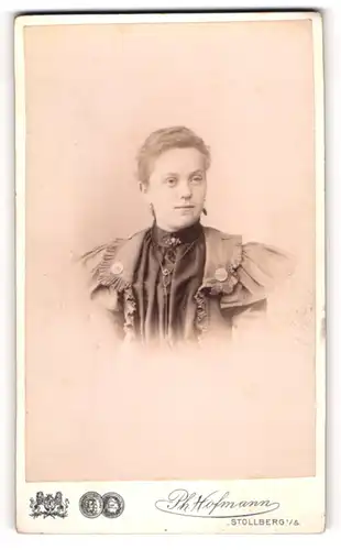 Fotografie Ph. Hofmann, Stollberg i. Sa., Am Bahnhof, Attraktive junge Frau mit charmantem Lächeln und Kette