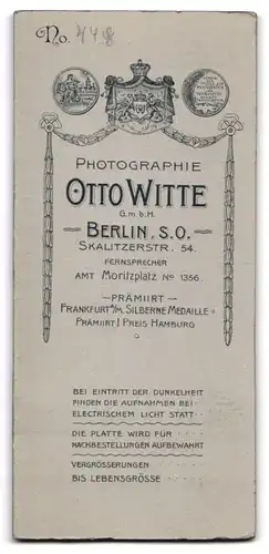 Fotografie Otto Witte, Berlin, Skalitzer Str. 54, Kleiner blonder Junge im Matrosenanzug und in selbstbewusster Pose