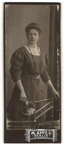 Fotografie M. Appel, Berlin, Invalidenstr. 134, Attraktive Dame mit langer Kette und Blumenstrauss