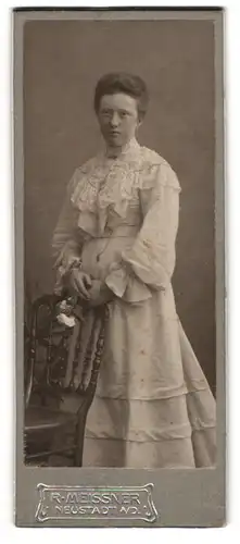 Fotografie R. Meissner, Neustadt a. D., Junge Frau im weissen Kleid posiert schüchtern vor der Kamera