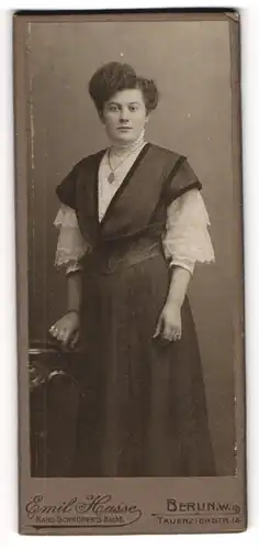 Fotografie Emil Hasse, Berlin, Tauenzienstr. 18, Junge hübsche Frau mit voluminöser Frisur und Kette