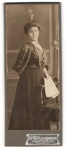 Fotografie W. Roth, Schöneberg, Hauptstr. 20, Gutbürgerliche Frau mit Hochsteckfrisur im eleganten Kleid