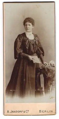 Fotografie A. Jandorf & Co., Berlin, Spittelmarkt 16 /17, Elegante gutaussehende Dame im schwarzen Kleid