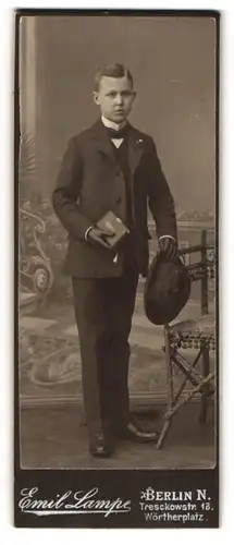 Fotografie Emil Lampe, Berlin, Tresckowstr. 18, Hübscher Junge im eleganten Anzug und mit Hut