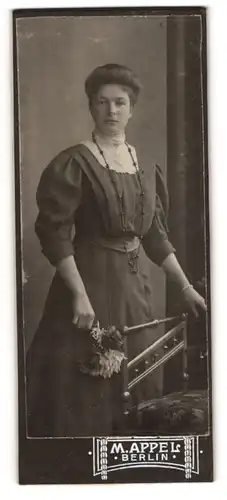 Fotografie M. Appel, Berlin, Invalidenstr. 134, Elegante hübsche Frau mit Hochsteckfrisur und langer Kette