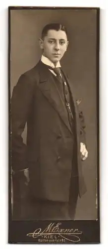 Fotografie M. Exner, Kiel, Holtenauerstr. 83, Junger attraktiver Mann in eleganter Pose und mit Krawatte
