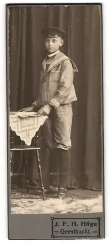 Fotografie J. F. H. Höge, Geesthacht, Hübscher Junge im Matrosenanzug und mit Käppi