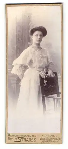 Fotografie Strauss, Leipzig, Windmühlenstr. 12, Hübsches junge Frau im eleganten weissem Kleid und mit Perlenkette