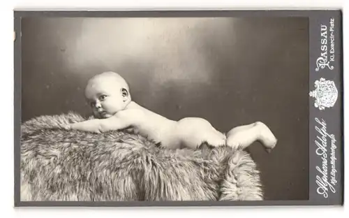 Fotografie Alphons Adolph, Passau, Kl. Exerzier-Platz, Nacktes Kleinkind liegt bäuchlings auf einem Fell