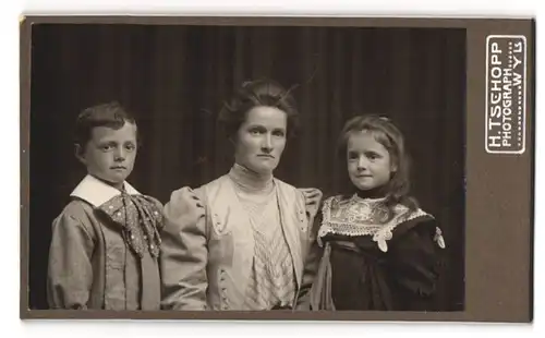 Fotografie H. Tschopp, Wil, Ecke untere Bahnhofstr. u. Mattstrasse, Bürgerliche Dame mit zwei Kindern