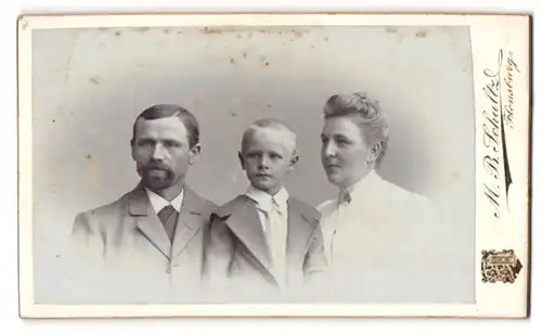 Fotografie M. B. Schultz, Flensburg, Bürgerliches Paar mit einem Sohn