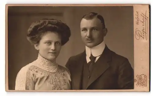 Fotografie Pieperhoff, Halle a. S., Poststr. 19, Junges Paar in eleganter Kleidung