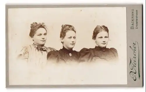 Fotografie P. Fleischer, Backnang, Erbstetterstrasse, Drei junge Damen in Kleidern