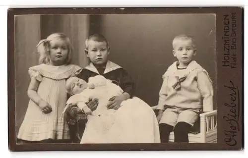 Fotografie Otto Liebert, Holzminden, Drei modisch gekleidete Kinder mit einem Kleinkind