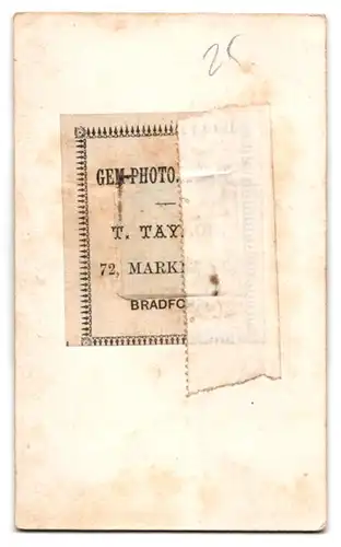 Fotografie Ferrotypie T. Taylor, Bradford, niedliches kleines Mädchen im hellen Kleid, Tintype