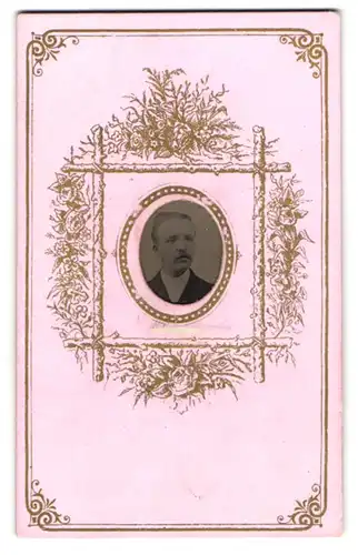 Fotografie Ferrotypie T. Taylors, Bradford, Portrait Herr im Anzug mit Mustache, Tintype