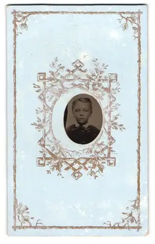 Fotografie Ferrotypie niedlicher kleiner blonder Knabe im Anzug mit Schleife, Tintype