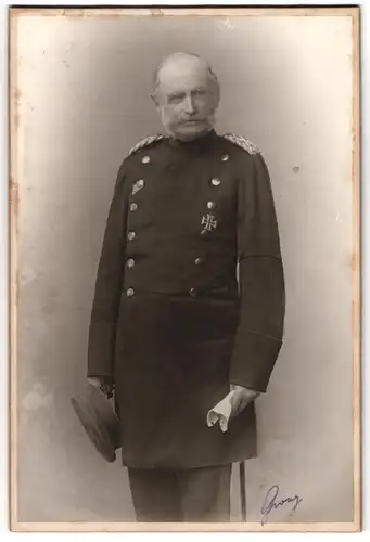 Fotografie Otto Mayer, Dresden, Portrait König Georg von Sachsen in Uniform mit Eisernem Kreuz und original Autograph