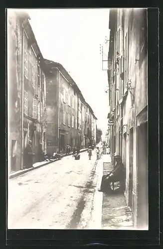 AK La Roquebrussanne, La Grande-Rue, Strassenpartie