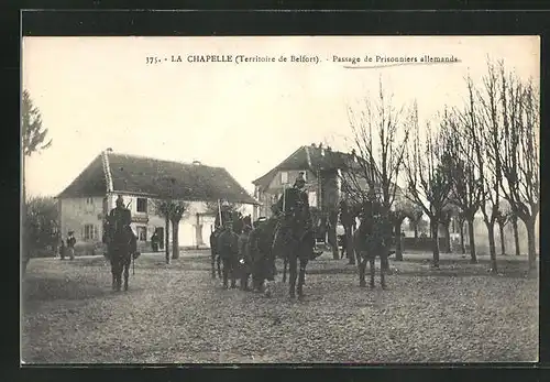 AK La Chapelle, Passage de Prisonniers allemands