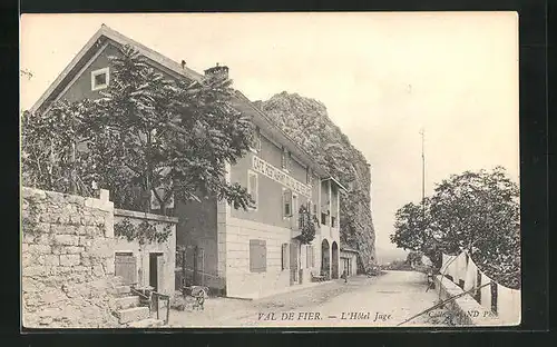 AK Val de Fier, L`Hôtel Juge