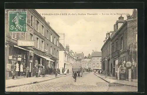 AK Forges-les-Eaux, La Rue de la République, Strassenpartie im Zentrum