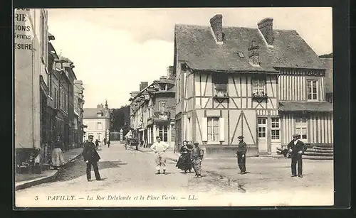 AK Pavilly, La Rue Delalande et la Place Varin