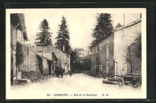 AK Domremy, Rue de la Basilique, Strassenpartie