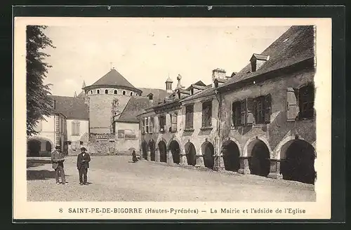 AK Saint-Pe-de-Bigorre, la Mairie et l'adside de l'Eglise