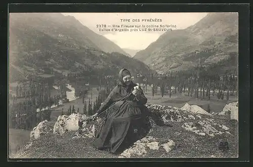 AK Luz-Saint-Sauveur, une Fileuse sur la colline Solférino, Vallée d'Argeles