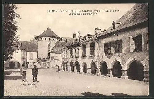 AK Saint-Pé-de-Bigorre, La Mairie et l`abside de l`Eglise