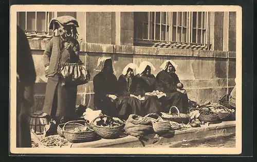 AK Bagnères-de-Bigorre, Groupe de Marchandes au panier un jour de marché