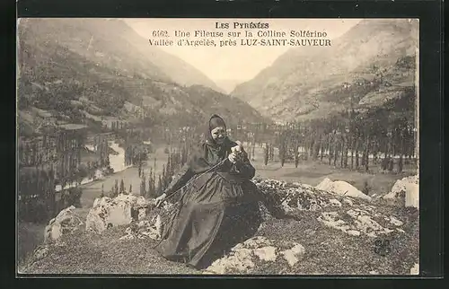 AK Luz-Saint-Sauveur, Uen Fileuse sur la Colline Solférino, Vallée d`Argelès
