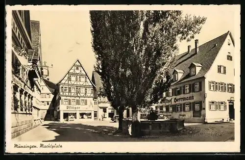AK Münsingen, Marktplatz mit Gasthof Hermann und Geschäft Pflüger