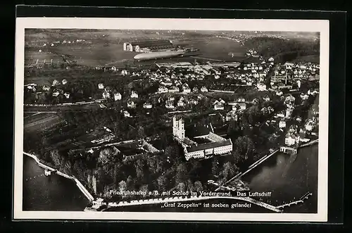 AK Friedrichshafen a. B., Schloss im Vordergrund, das Luftschiff Graf Zeppelin ist soeben gelandet